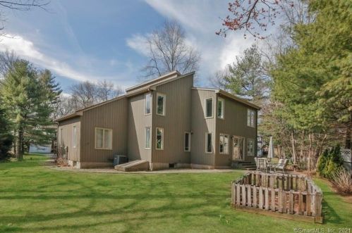 2 Deepwood Dr, Farmington CT 06032-1147 exterior