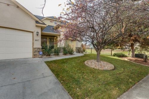 667 Red Rock Dr, Meridian, ID 83646-3743