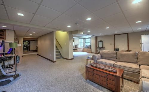 55 Mtn Brk Rd, North Haven CT 06473-1019 exterior