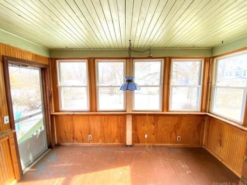 21 Pleasant St, Windsor Locks CT 06096-1439 exterior