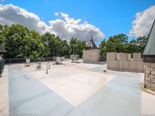 2009 Victoria Hl, Rochester MI exterior