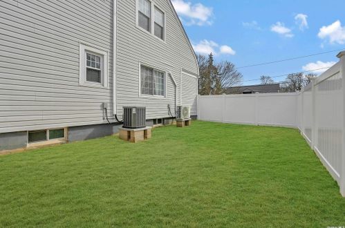 61 21 St, Huntington Station NY 11746-3259 exterior