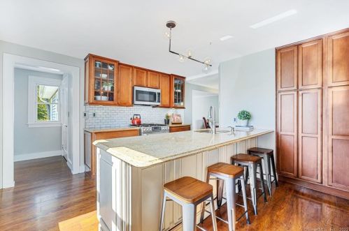 85 Columbia Rd, Windsor CT 06095-3811 exterior