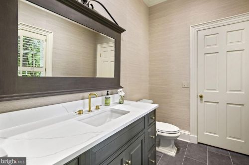 9000 Congressional Pkwy, Rockville MD  20854-4610 exterior