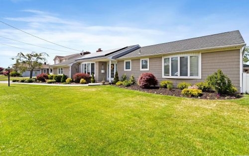 20 Lucinda Dr, Babylon, NY 11702-3704