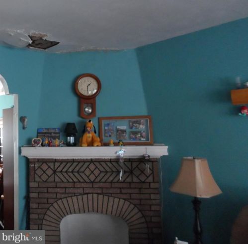 6147 Erdrick St, Philadelphia PA 19135-3516 exterior