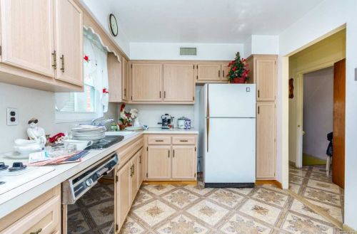 1555 Dwight Pl, Bronx NY 10465-1122 exterior