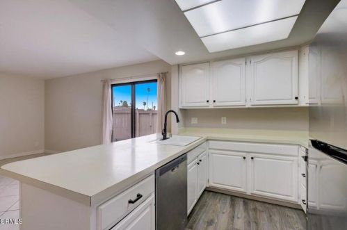 553 E St, Oxnard CA 93030-6983 exterior