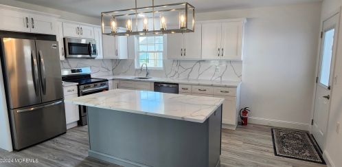 18 Gladstone Ave, Lakehurst, NJ 08759-6627