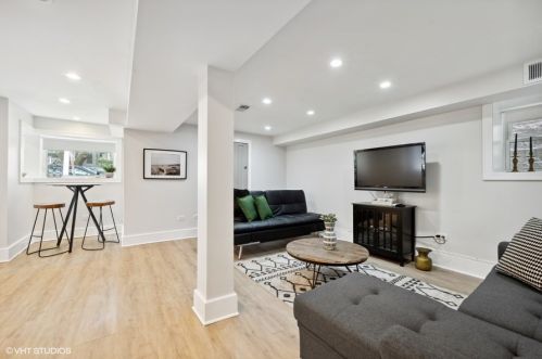 2455 Winona St, Chicago IL 60625-2504 exterior