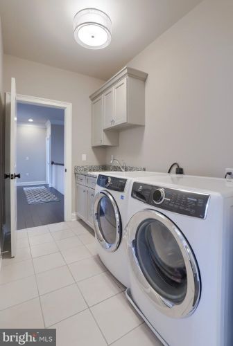 453 Delp Rd, Lancaster PA 17601-2915 exterior