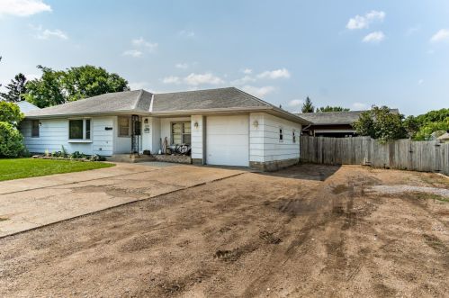 1418 State St, Chaska, MN 55318-2422