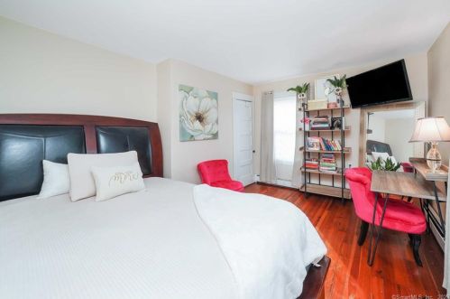 46 Glenwood St, Manchester CT  06040-6142 exterior