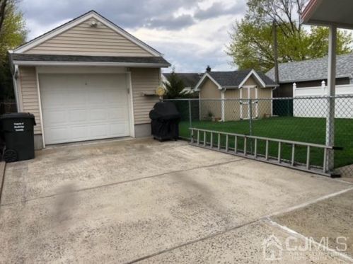 27 Dartmouth Ave, Avenel, NJ 07001-1804