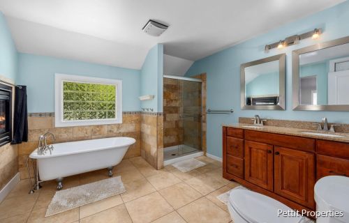 963 Knapp St, Grand Rapids MI 49505-4419 exterior