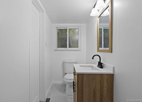 421 Beech Daly St, Dearborn Heights MI  48125-1000 exterior