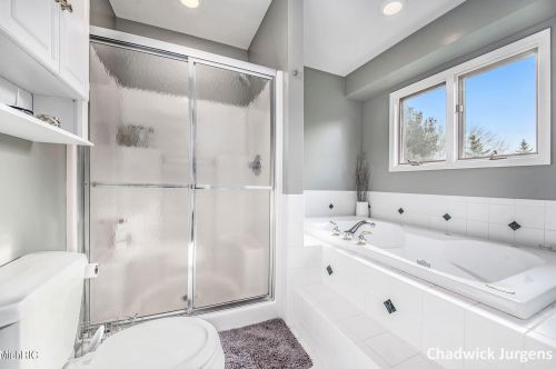 5542 Thoroughbred Dr, Wyoming MI 49418-8309 exterior