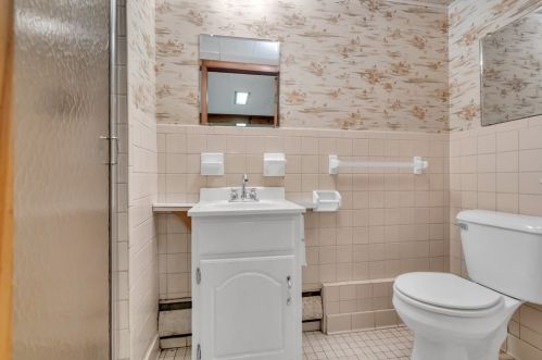 30 Kinnicutt Rd, Worcester MA 01602-1546 exterior