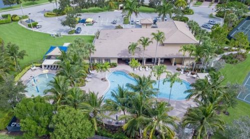 6606 Marbella Dr, Naples FL 34105-5040 exterior