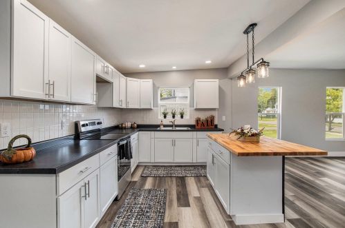 324 Michigan Ave, Three Rivers MI 49093-1124 exterior