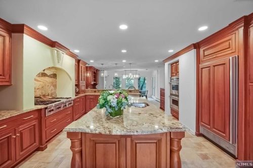 2 Toboggan Rdg Rd, Upper Saddle River NJ 07458-2521 exterior