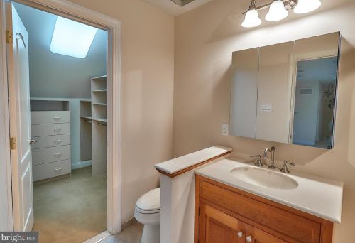 2221 Jefferson Ln, Huntingdon Valley PA 19006-6038 exterior