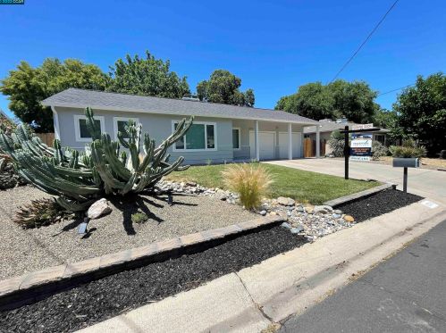 1271 Pear Dr, Concord, CA 94518-3730