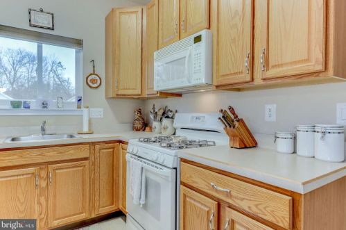 84 Warwick Way, Southampton NJ 08088-1122 exterior