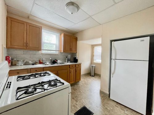 137 Grand Ave, Meskegon MI 49441 exterior