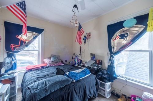 33 Cross St, Woonsocket RI 02895-5852 exterior