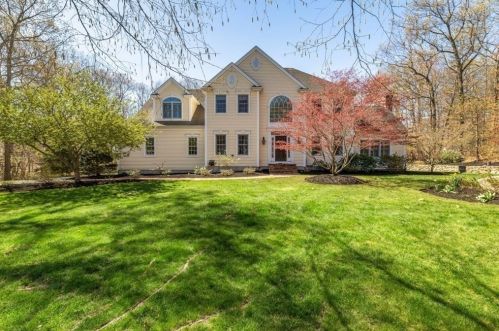 13 Stable Way, Medway, MA 02053-6126
