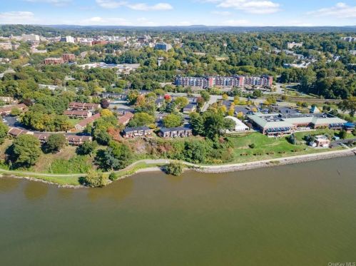 21 Stout Ct, Poughkeepsie NY 12601-2942 exterior