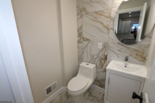 1045 Hunterdon St, Newark NJ  07112-2412 exterior