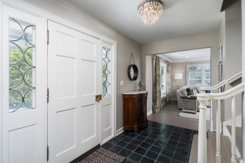 940 Circle Dr, Milwaukee, WI 53217-5361