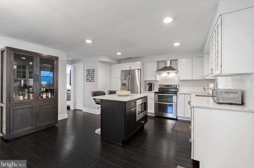 9301 Bentridge Ave, Rockville MD 20854-2860 exterior