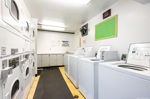 1077 Ala Napunani St, Honolulu HI  96818-1759 exterior