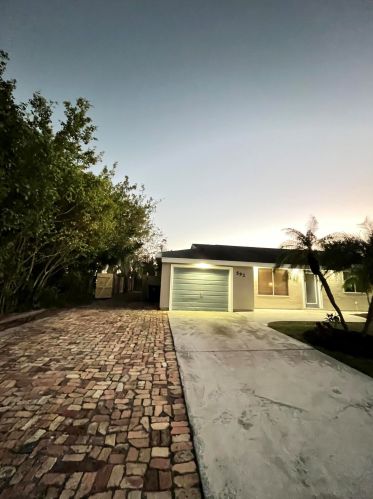 592 Whitmore Dr, Fort Pierce FL  34984-4570 exterior