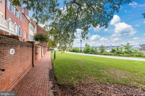 11 Wilkes St, Alexandria VA 22314-3856 exterior