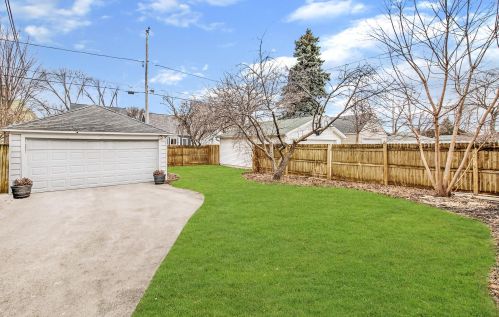 5537 Bay Rdg Ave, Milwaukee WI 53217-5104 exterior