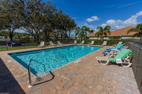 132 Stanhope Cir, Naples FL 34104-0807 exterior