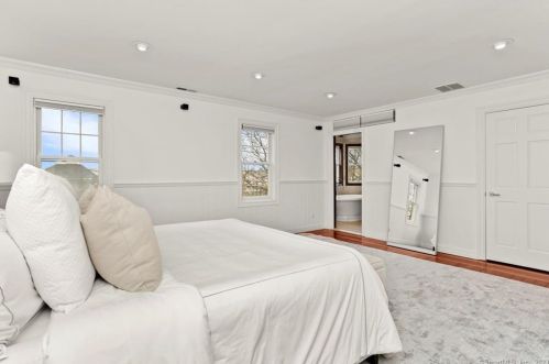 80 Indian Harbor Dr, Greenwich CT 06830-7148 exterior