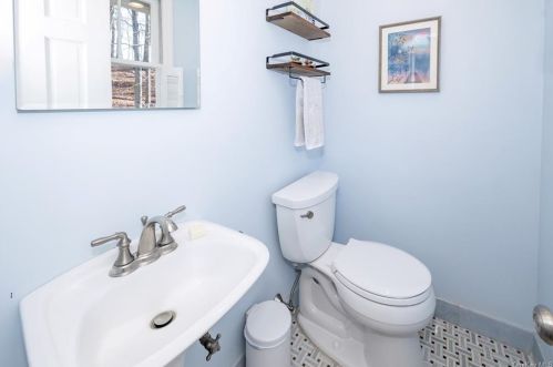 28 Elizabeth Pl, Armonk NY 10504-1425 exterior