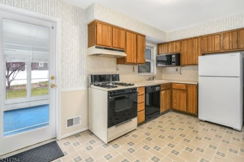 47 Dawn Dr, Clark NJ 07066-1401 exterior