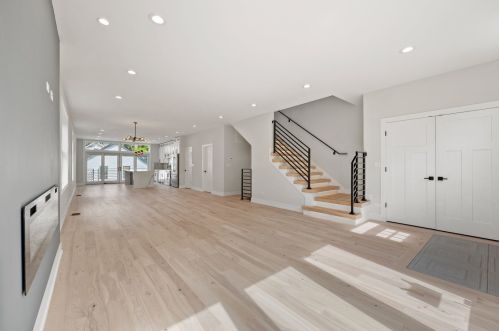 5520 Nordica Ave, Chicago, IL 60638-2212