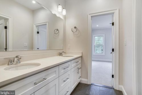 6811 Dillon Ave, Mc Lean VA 22101-4401 exterior