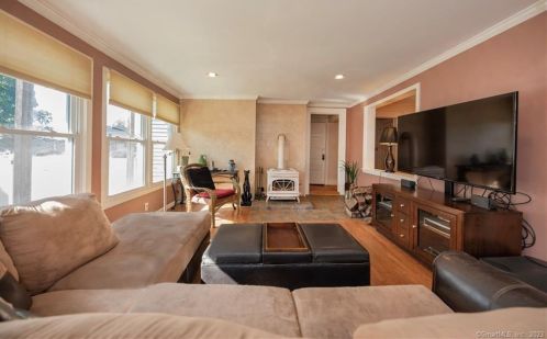 72 Edgemont Rd, Milford CT 06460-5005 exterior