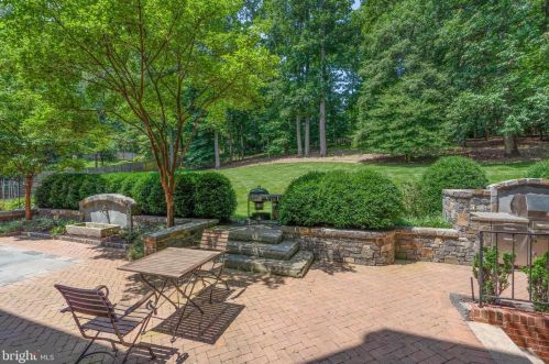 1250 Daleview Dr, Mc Lean VA 22102-1538 exterior