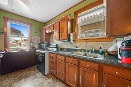 5238 Nelson St, Chicago IL 60657-3042 exterior