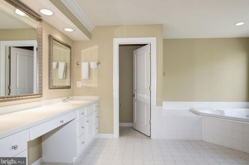 204 Deep Trail Ln, Rockville MD  20850-7753 exterior