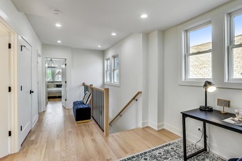 2830 Barry Ave, Chicago IL  60618-7016 exterior